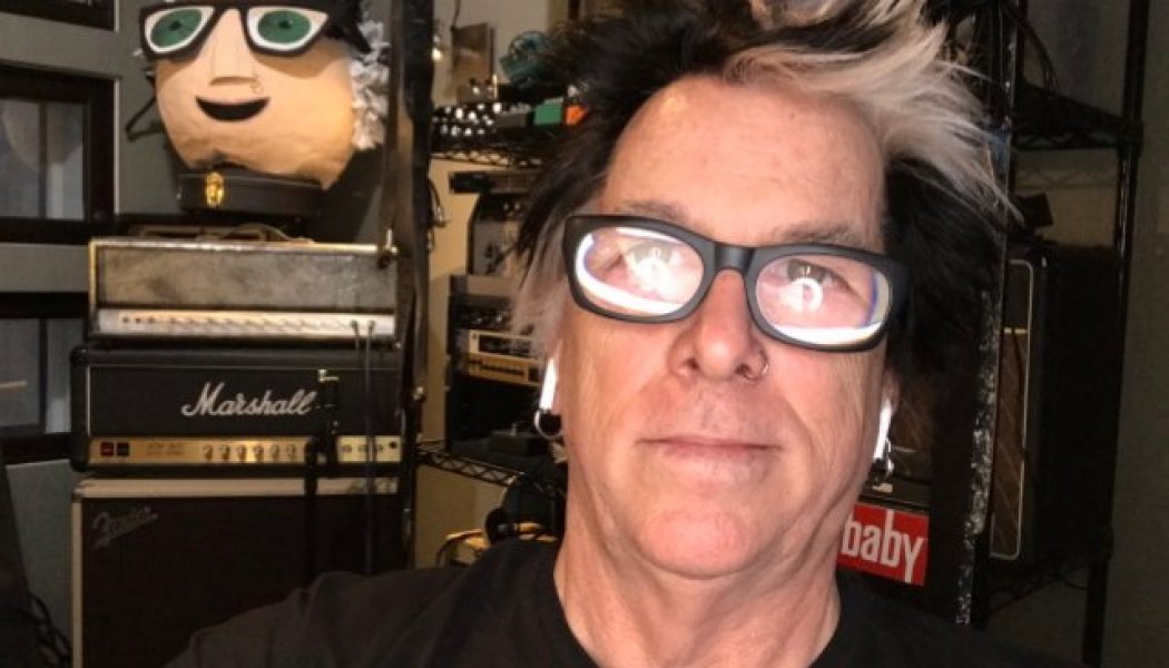 THE OFFSPRING Guitarist Looks Back On Massive Success Of ‘Smash’: ‘That Was A Real Crazy Time For Us’