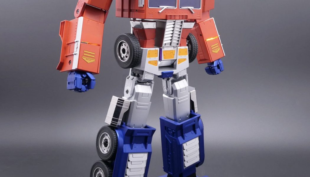 Hasbro’s new $700 Optimus Prime toy can finally transform all on its own