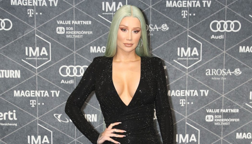 Iggy Azalea Debuts New Green Hair Ahead of 2 New Songs