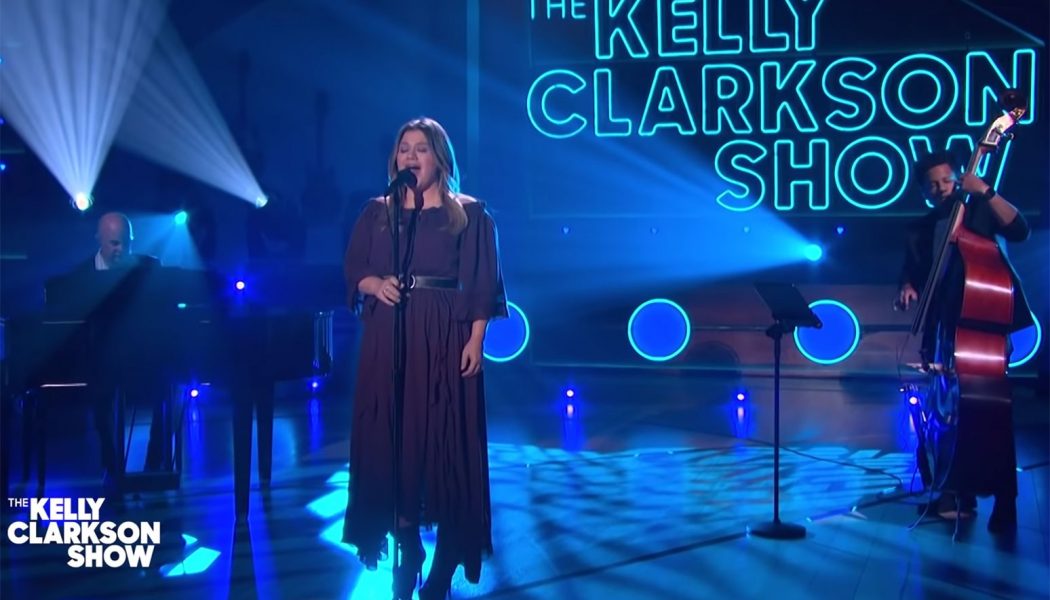 Kelly Clarkson’s Got Us In Our Feelings With Her Patsy Cline Cover