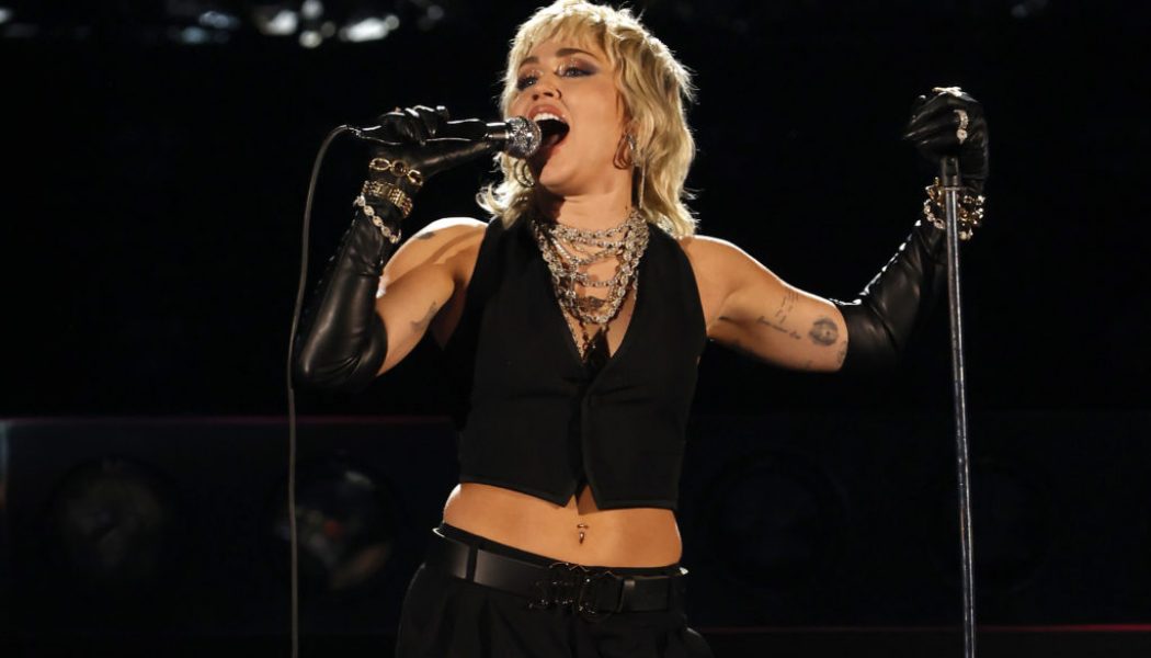 Miley Cyrus Covers Queen, Blondie at NCAA Final Four Concert