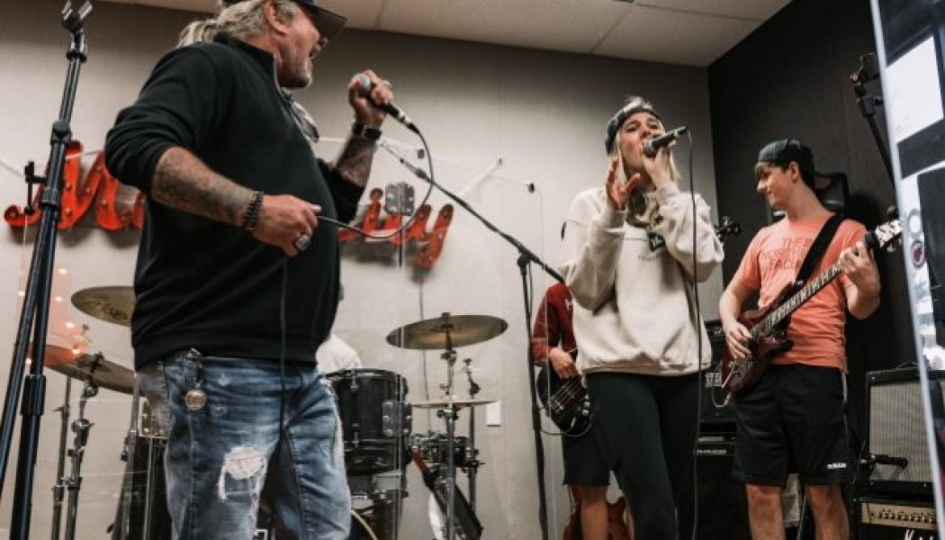 MÖTLEY CRÜE’s VINCE NEIL Surprises ‘School Of Rock’ Students In Franklin, Tennessee