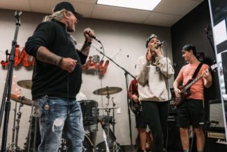 MÖTLEY CRÜE’s VINCE NEIL Surprises ‘School Of Rock’ Students In Franklin, Tennessee