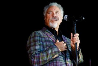 Tom Jones on Track For U.K. No. 1 With ‘Surrounded By Time’