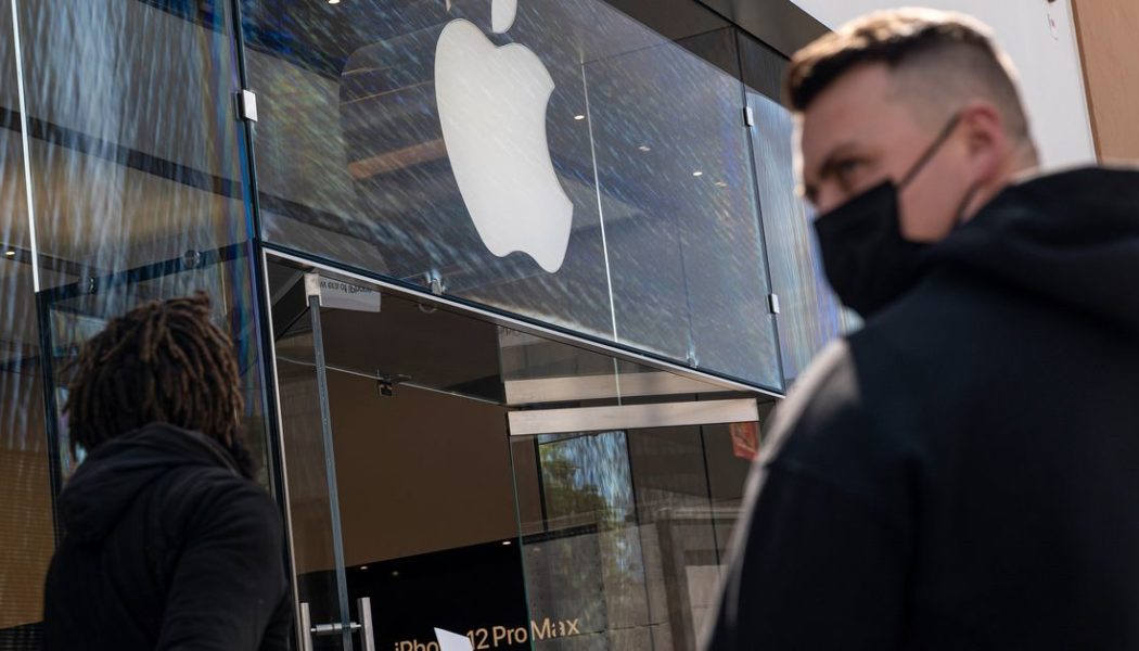 Apple reportedly will continue to require masks in its US retail stores