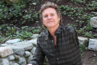 DEF LEPPARD’s RICK ALLEN: AC/DC’s BON SCOTT Was A ‘Very Humble’ And ‘Quiet Guy Who Really Kept To Himself’