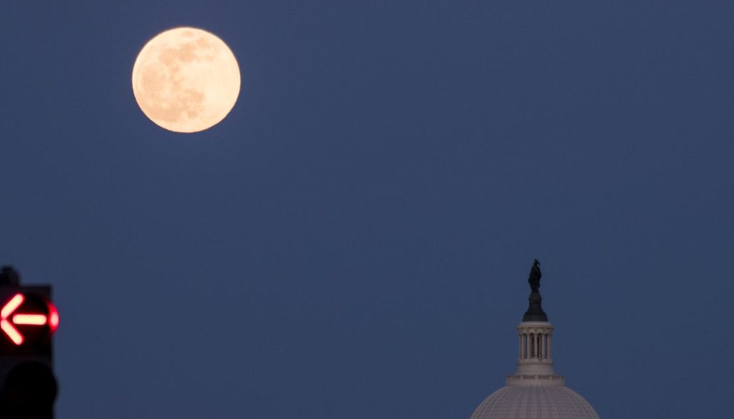 Proposed bill aims to toss a new wrench in NASA’s Moon lander plan