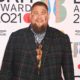 Rag’n’Bone Man Blasts to No. 1 In U.K. With ‘Life By Misadventure’