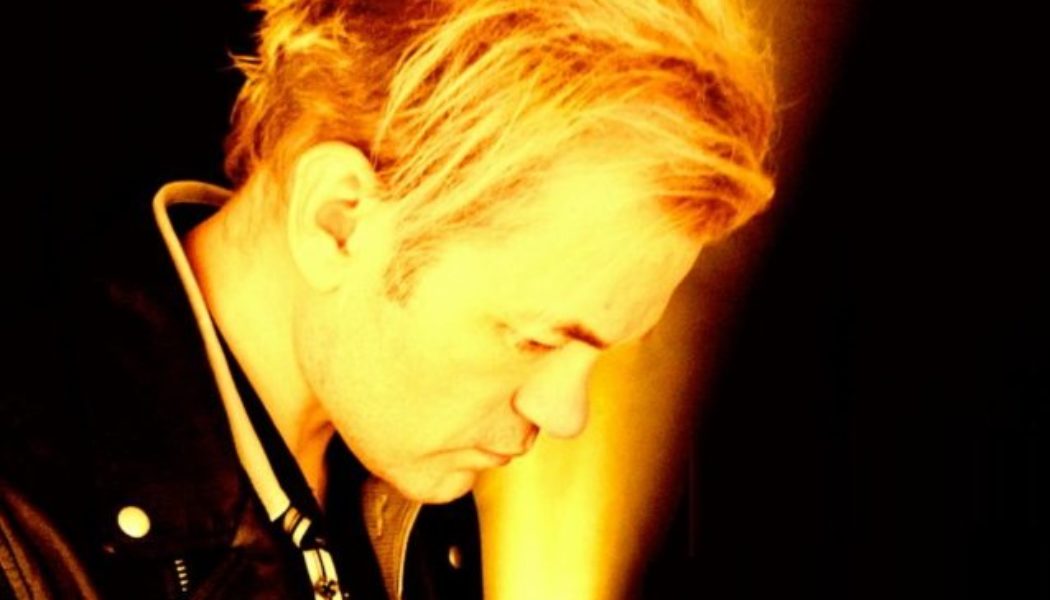 SUM 41’s DERYCK WHIBLEY Releases Reimagined Version Of ‘Catching Fire’ After Healing From Wife’s Suicide Attempt