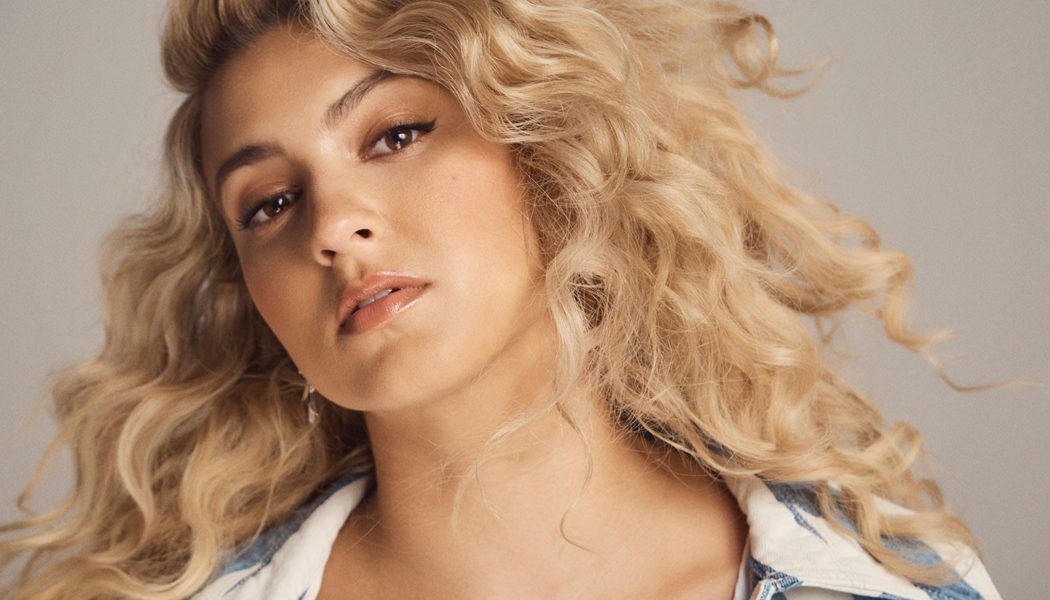 Tori Kelly Delivers the National Anthem at the Kentucky Derby: Watch