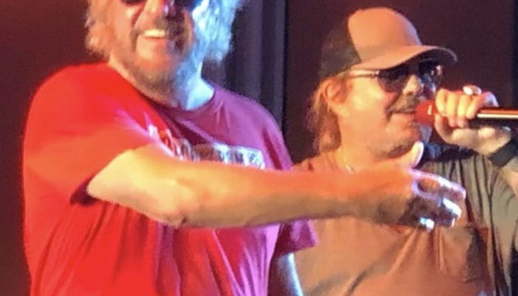 VINCE NEIL Sings LED ZEPPELIN’s ‘Rock And Roll’ With SAMMY HAGAR & THE CIRCLE In Orlando (Video)