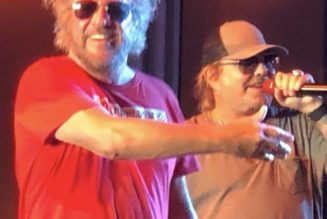 VINCE NEIL Sings LED ZEPPELIN’s ‘Rock And Roll’ With SAMMY HAGAR & THE CIRCLE In Orlando (Video)