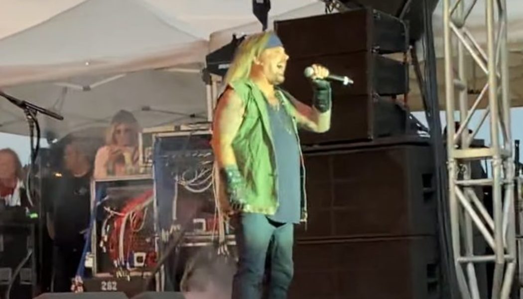 Watch VINCE NEIL Perform MÖTLEY CRÜE Classics In Boone, Iowa