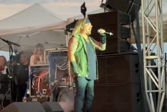 Watch VINCE NEIL Perform MÖTLEY CRÜE Classics In Boone, Iowa