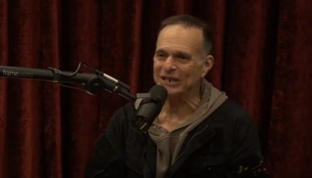 DAVID LEE ROTH Explains Why He Didn’t Last In HOWARD STERN’s Seat On CBS RADIO Morning Show In 2006