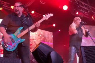 DEE SNIDER Joined By MARK MENDOZA For Performance Of TWISTED SISTER’s ‘Under The Blade’ At Long Island Concert (Video)