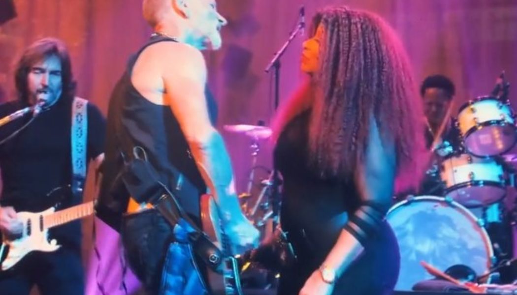 Watch DEF LEPPARD’s PHIL COLLEN Perform With CHAKA KHAN At ‘Black Girls Rock!’ Fundraiser