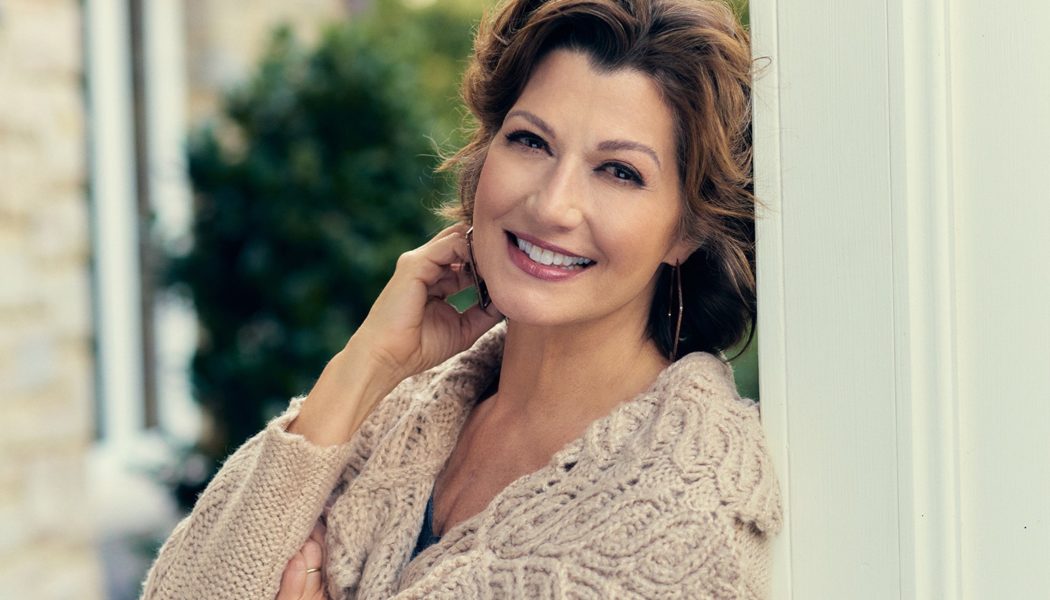 Amy Grant Feels ‘Nothing But Gratitude’ for Blockbuster ‘Heart in Motion’ Album, 30 Years Later