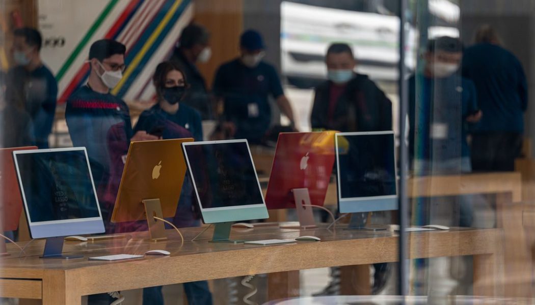 Apple will require masks again in most of its US stores