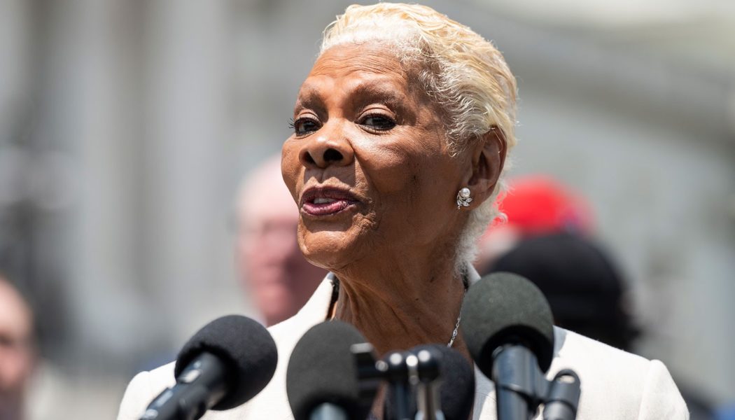 Dionne Warwick Slams Jeff Bezos for Thanking Amazon Workers & Customers for Paying for His Space Flight