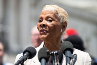 Dionne Warwick Slams Jeff Bezos for Thanking Amazon Workers & Customers for Paying for His Space Flight