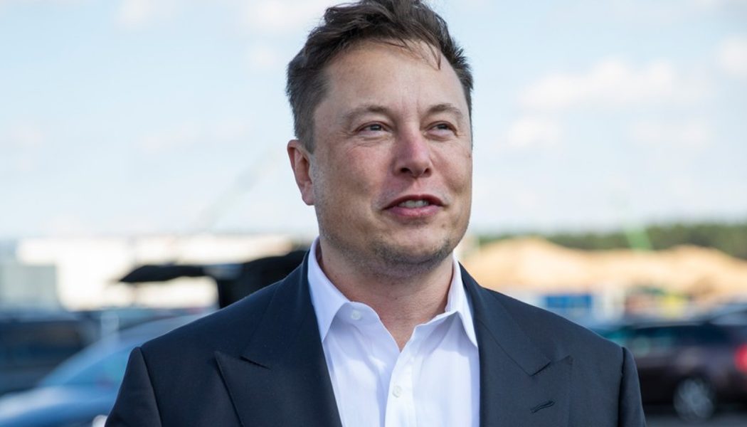 Elon Musk Denies That He Once Tried To Oust Tim Cook as CEO of Apple