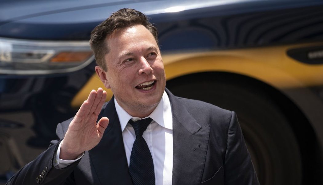 Elon Musk says SpaceX holds Bitcoin, ribs Jack Dorsey at conference