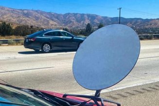 Police ticket driver for sticking Starlink terminal on car’s hood