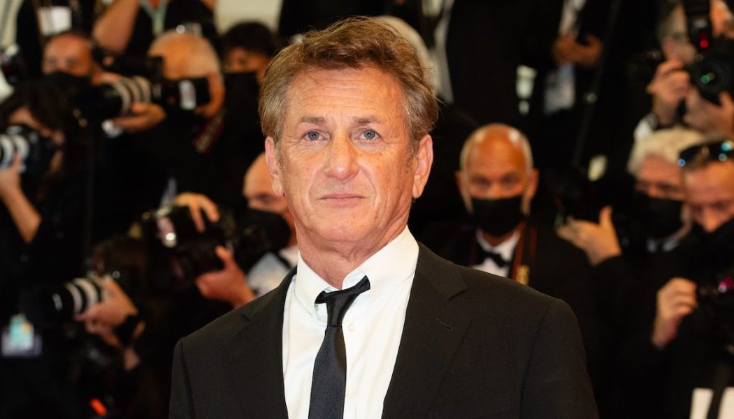 Sean Penn Demands Everyone on Set for Gaslit Be Vaccinated Before He’ll Return to Work