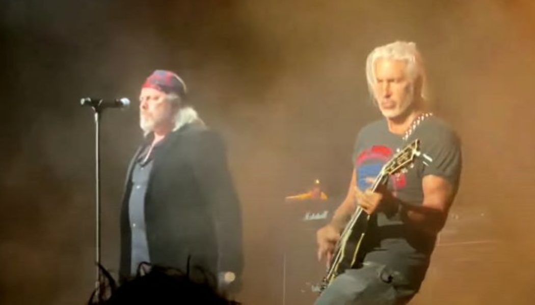 Watch GEORGE LYNCH Rejoin DOKKEN On Stage In Moline, Illinois