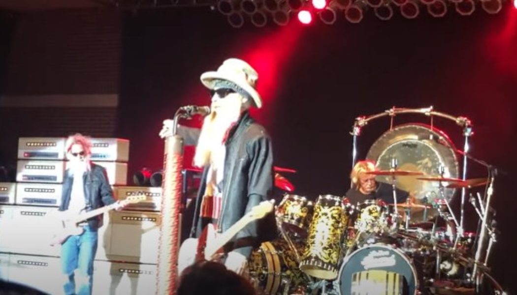 ZZ TOP Performs Without Bassist DUSTY HILL In Illinois (Video)