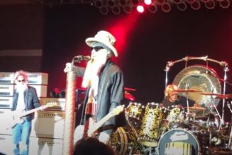 ZZ TOP Performs Without Bassist DUSTY HILL In Illinois (Video)