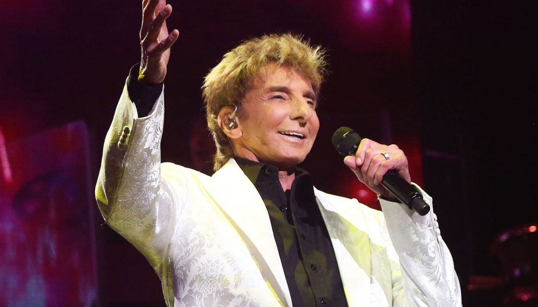 Barry Manilow Sings the Perfect Song to CNN’s Anderson Cooper Following Interrupted NYC ‘Homecoming Concert’