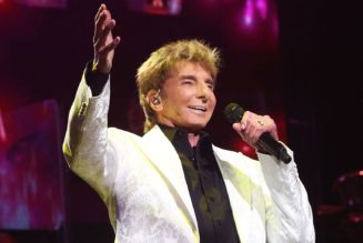 Barry Manilow Sings the Perfect Song to CNN’s Anderson Cooper Following Interrupted NYC ‘Homecoming Concert’