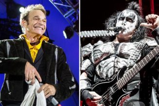 David Lee Roth Responds to Gene Simmons’ Insults with 18 Middle Fingers