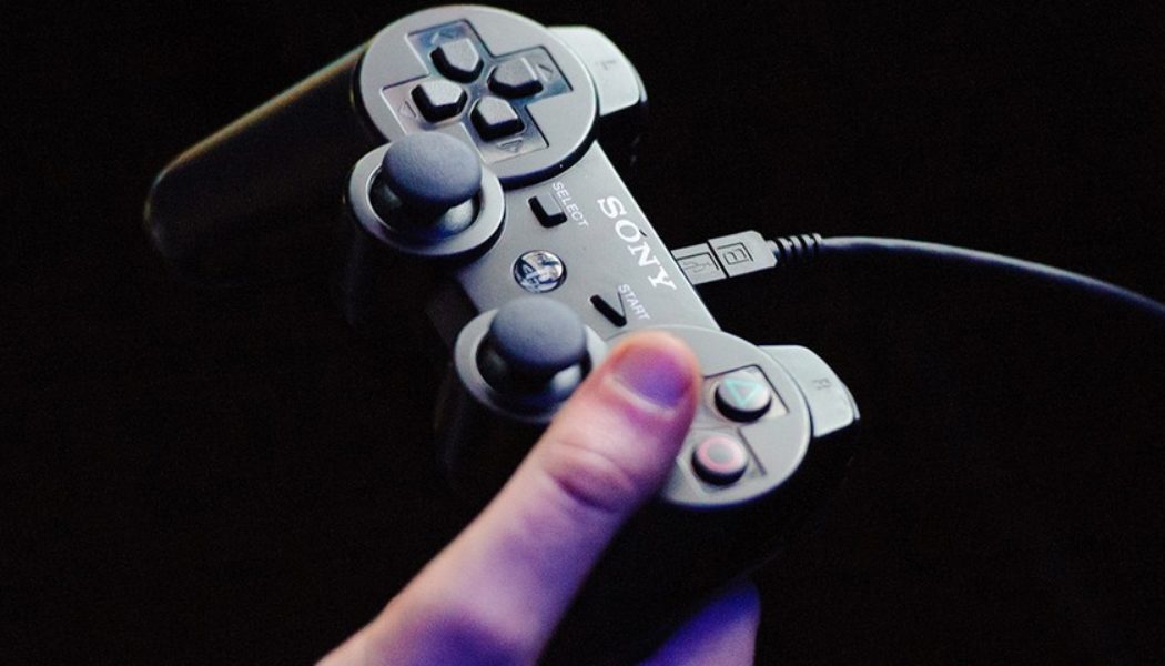 Gamer Gets Shocked By Lightning Strike Through His Wired Controller