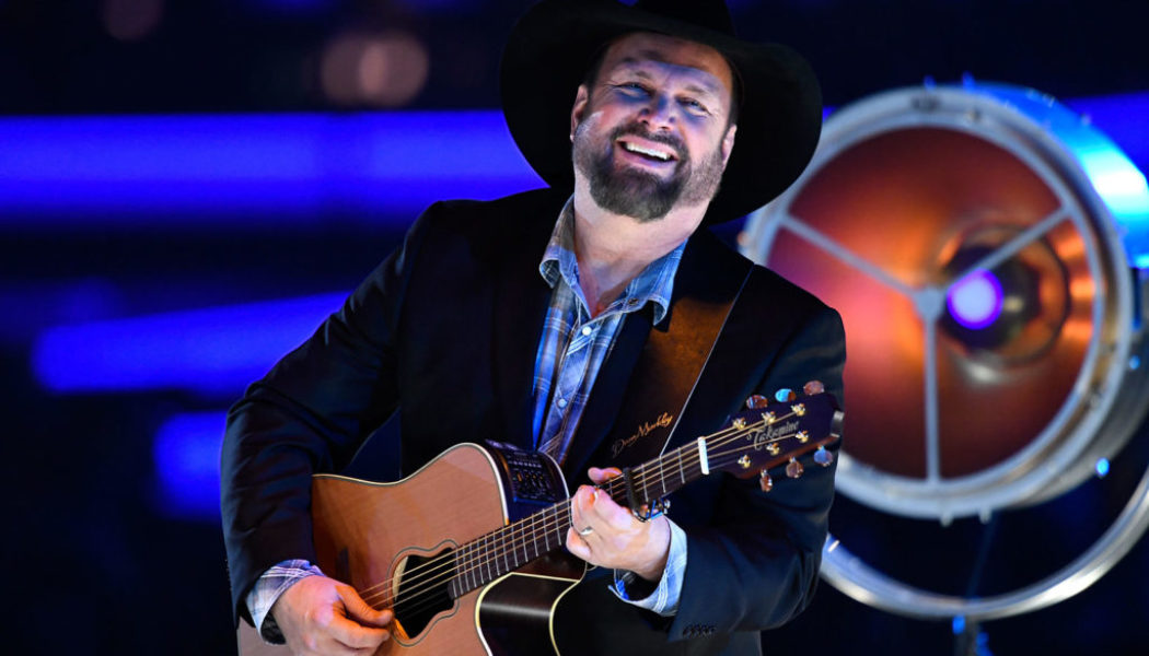 Garth Brooks Explains Why He Once Signed Autographs for 23 Hours