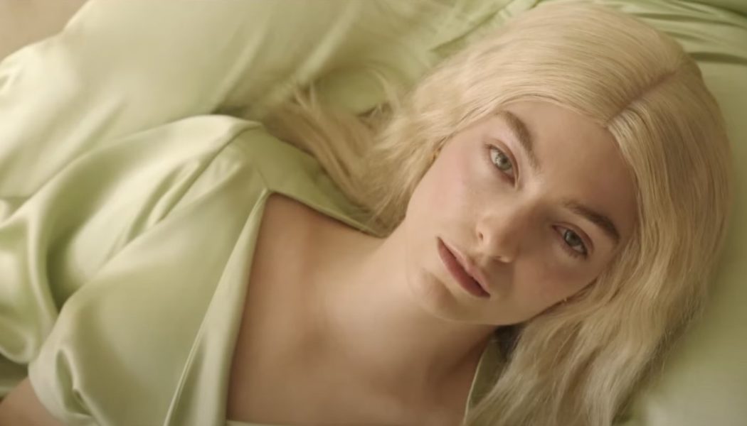 Lorde Goes Blonde And Green In ‘Mood Ring’