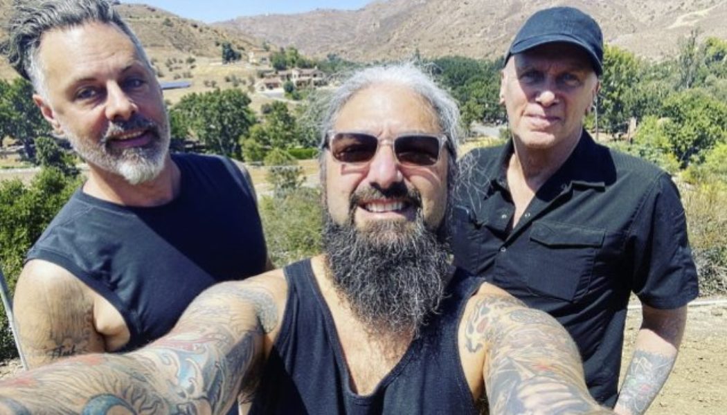 THE WINERY DOGS Resume Writing New Material