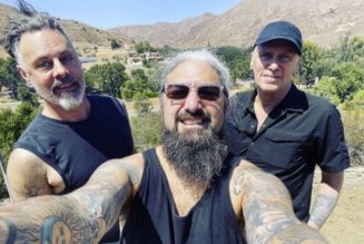 THE WINERY DOGS Resume Writing New Material