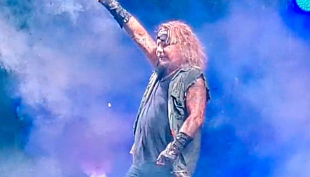 Watch VINCE NEIL Perform MÖTLEY CRÜE Hits At VetFest In Oswego, Illinois