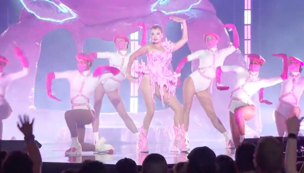 Kim Petras Goes Bubblegum for “Future Starts Now” at the 2021 MTV VMAs Pre-Show: Watch