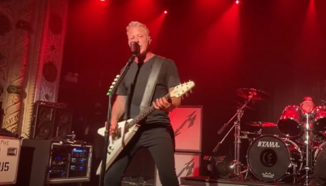 METALLICA Plays Surprise Club Concert In Chicago (Video)