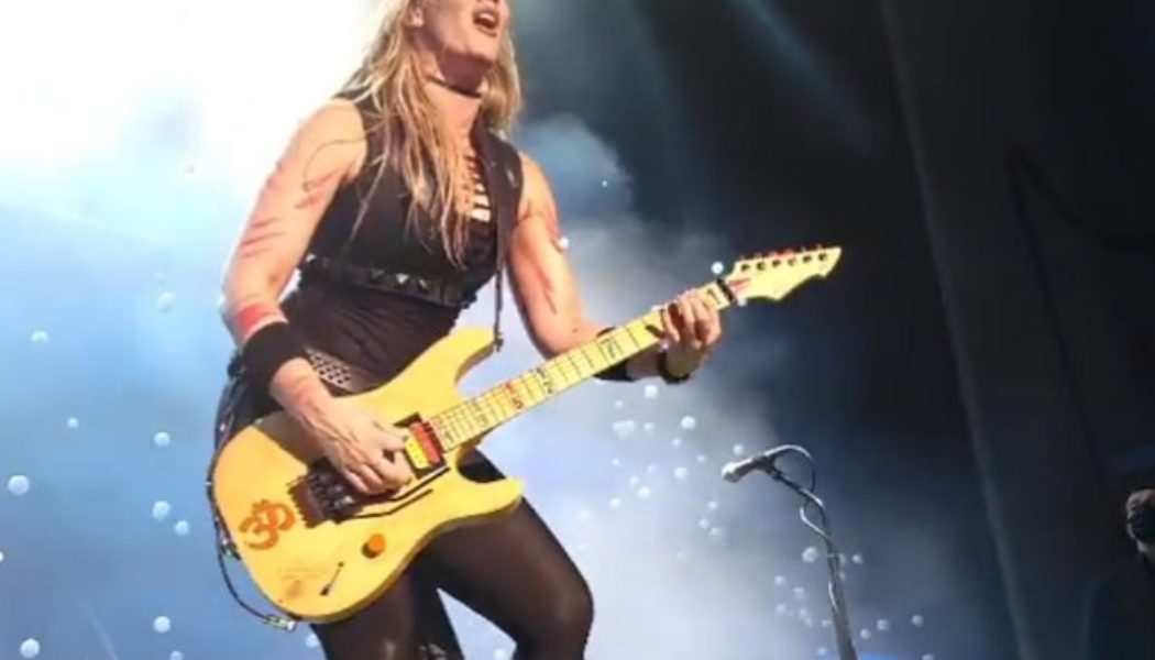 NITA STRAUSS Plays JASON BECKER’s Prototype ‘Numbers’ Guitar During ALICE COOPER Concert In Boston (Video)