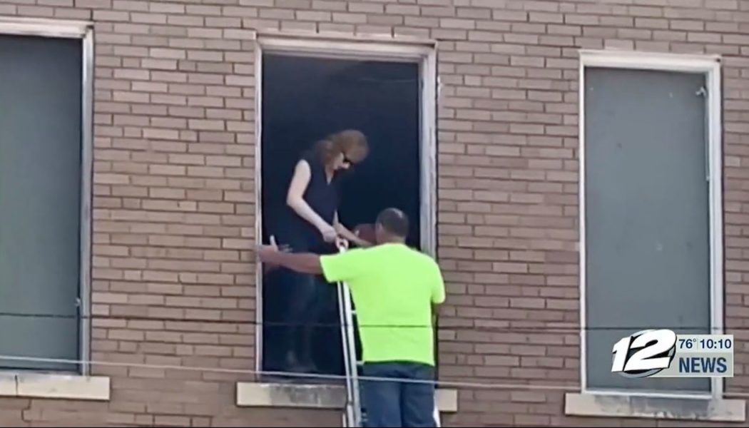 Reba McEntire Rescued After Staircase Collapse