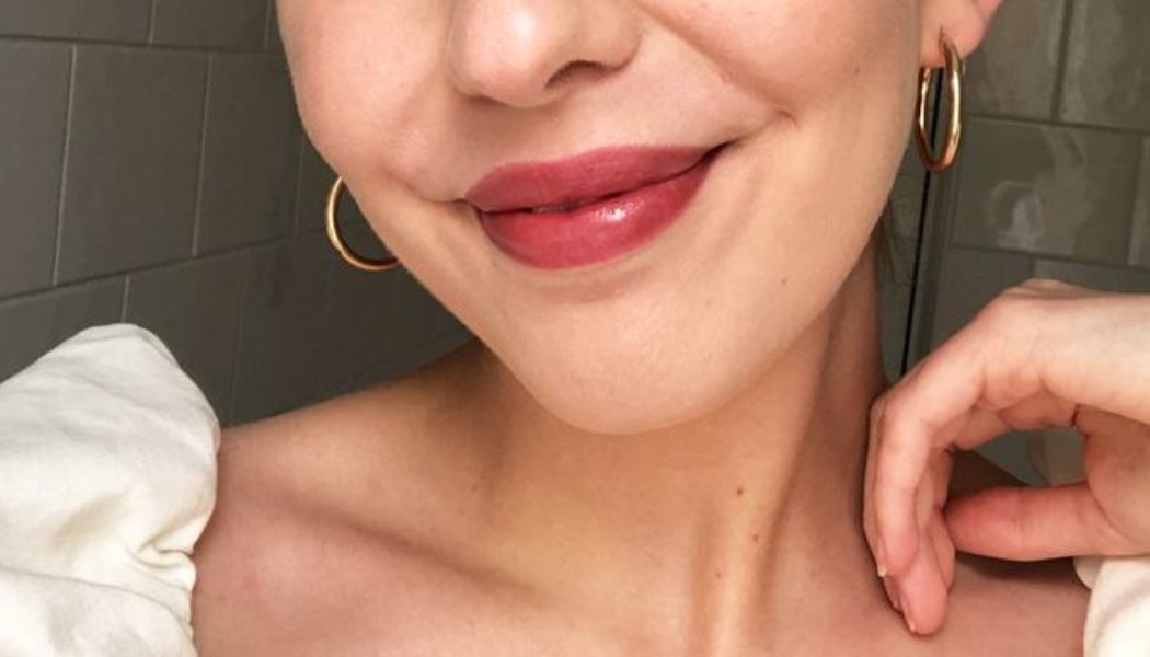 So Many People Are Buying This Cult ’90s Lipstick, It Keeps Selling Out