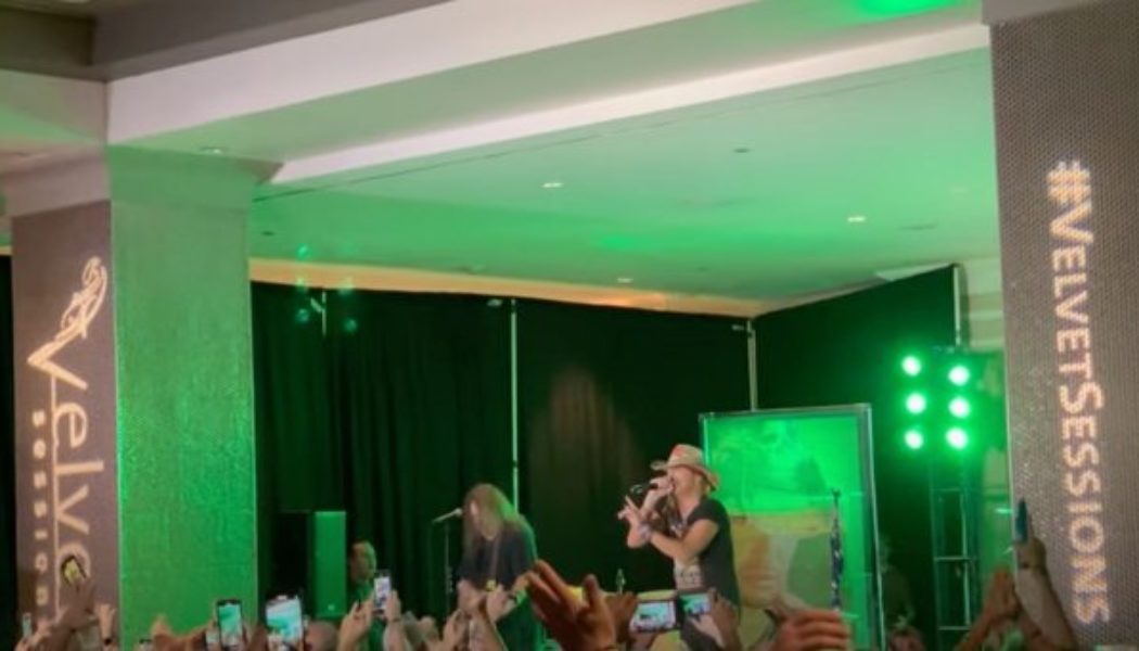 Watch BRET MICHAELS Perform POISON Classics At Orlando Hotel Lobby