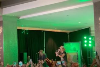 Watch BRET MICHAELS Perform POISON Classics At Orlando Hotel Lobby