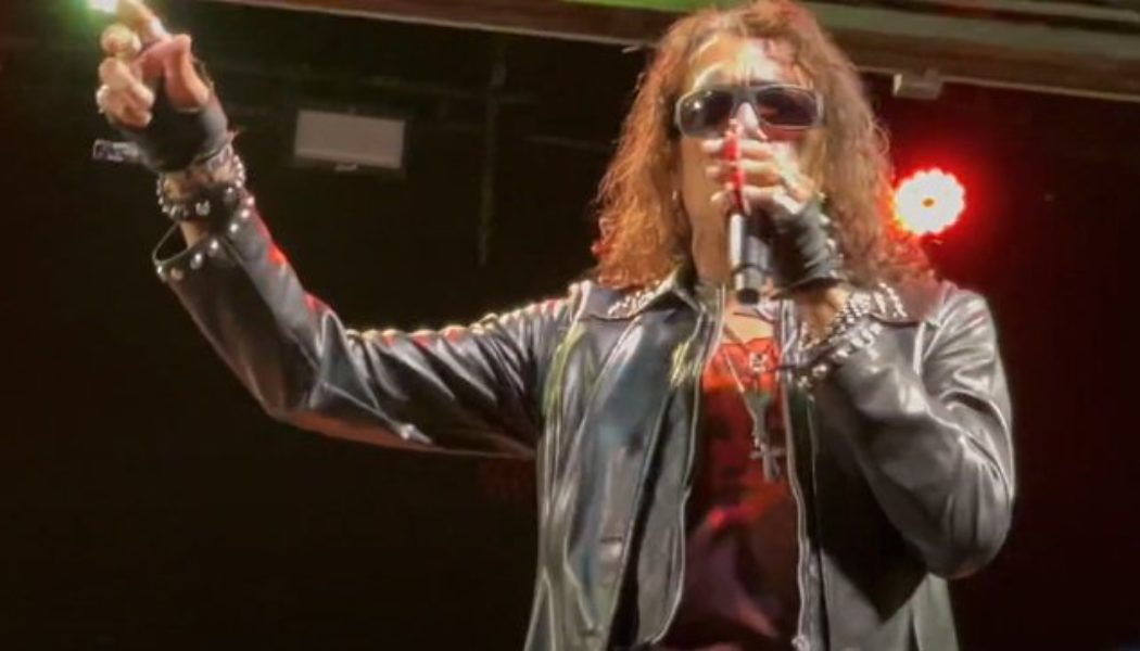 Watch STEPHEN PEARCY Perform RATT Classics In Houston