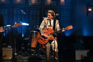 Brandi Carlile Shines on ‘SNL’ With Performances of ‘Broken Horses’ & ‘Right on Time’: Watch